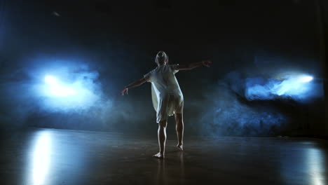 Eine-Dramatische-Szene-Des-Modernen-Balletts:-Eine-Einsame-Ballerina-In-Einem-Weißen-Kleid-Führt-Tanzschritte-In-Moderner-Choreographie-Aus.